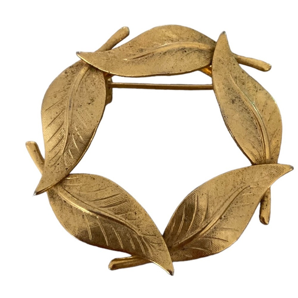 Vintage brooch Leaf round gold tone circle wreath